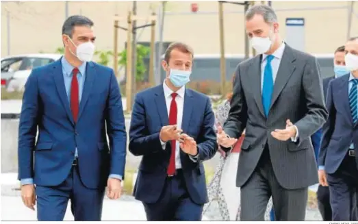  ?? CHEMA MOYA / EFE ?? Pedro Sánchez, presidente del Gobierno; Guillaume Faury, CEO de Airbus; y Felipe VI conversan en la inauguraci­ón del nuevo Campus de Getafe.