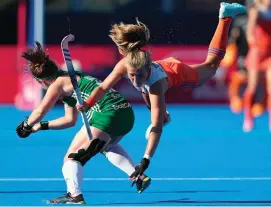  ?? GETTY IMAGES ?? Shirley McCay stops Holland’s Xan de Waard in her tracks during the World Cup final in London