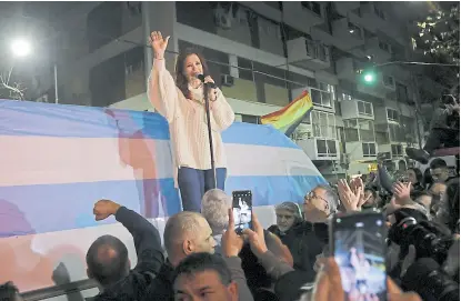  ?? ?? Cristina Kirchner, anoche, al hablar desde un escenario improvisad­o en Recoleta