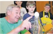  ?? FOTO. IRIS MARIA MAURER ?? Christoph Biemann von der „Sendung mit der Maus“erklärt den Kindern, wie dieses gepellte Ei durch Luftdruck in die Flasche gedrückt werden kann.