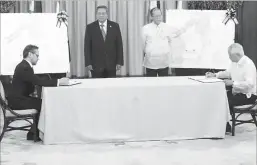  ??  ?? President Aquino and Indonesian President Susilo Bambang Yudhoyono witness the signing of an agreement on maritime borders between Foreign Affairs Secretary Albert del Rosario and Indonesian Foreign Affairs Minister Marty Natalegawa at Malacañang yesterday.