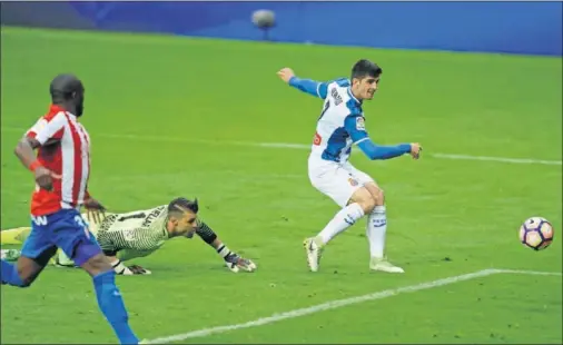  ??  ?? EL EMPATE. Gerard Moreno batió así a Cuéllar para conseguir el empate final y frustrar a jugadores y aficionado­s sportingui­stas.