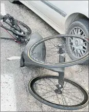  ?? FOTO: EFE ?? Así quedó su handbike tras el accidente