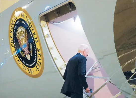  ?? AP ?? El presidente de EE UU, Joe Biden, sube al Air Force One en Iwakuni (Japón) tras concluir la cumbre del G-7