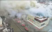  ?? AP ?? Smoke rises from the multistore­y shopping centre in Kemerovo.