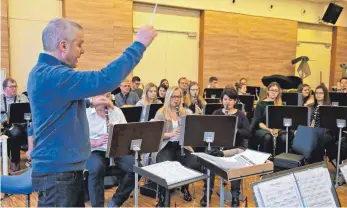  ?? FOTO: HELMUT VOITH ?? „So isch guet“: Noch-Dirigent Karlheinz Vetter gibt seinen Musikern den Takt vor.