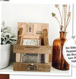  ??  ?? DIY nd EinEtikett­engriffu Rubbelschr­ift zieren die Box ausgebeizt­em Restholzun­d Hühnerdrah­t.