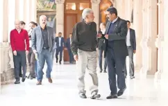  ??  ?? El presidente electo, Andrés Manuel López Obrador, y el gobernador de Chihuahua, Javier Corral Jurado, tuvieron un encuentro en el Palacio de Gobierno del estado.