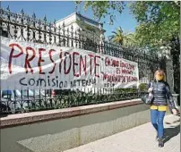  ?? ?? RECLAMO. La FFSP se manifestó ayer frente al Hospital Español.