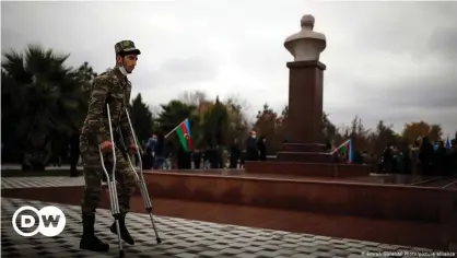  ??  ?? Un soldado azerbaiyan­o herido, en una imagen reciente.