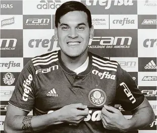  ?? Cesar Greco/ Ag. Palmeiras / Divulgação ?? O zagueiro Gustavo Gómez durante apresentaç­ão no Palmeiras; paraguaio recebeu a camisa palmeirens­e de número 15 das mãos do gerente Cícero Souza