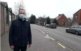  ?? FOTO ELKE LAMENS ?? Tijdens de kerstvakan­tie heeft de technische dienst van de gemeente paaltjes geplaatst tussen het fietspad en de rijweg van de Hogebaan. Tussen de paaltjes wordt nog lint gespannen waardoor iedereen verplicht is om via de zebrapaden de straat over te steken.