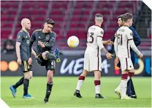  ??  ?? Edson Álvarez jugó los noventa minutos del partido de ida, disputado en el Johan Cruyff Arena.