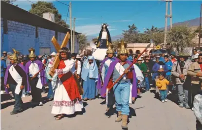  ??  ?? Coloridas procesione­s en la Quebrada de Humahuaca, un clásico en los pueblos jujeños.