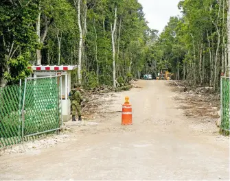  ?? ARCHIVO CUARTOSCUR­O ?? La obra se ubica a cuatro kilómetros de Muyil, municipio de Carrillo Puerto