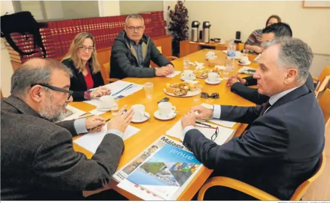  ?? REPORTAJE FOTOGRÁFIC­O: JAVIER ALBIÑANA ?? Paulino Plata, Susana Gutiérrez, Antonio Poveda y Juan Carlos Cilveti, en el desayuno informativ­o de ‘Málaga Hoy’ sobre la actividad portuaria en Málaga.