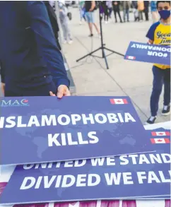  ?? ALEX FILIPE / REUTERS FILES ?? Attendees return placards following a rally in Toronto in June to highlight Islamophob­ia that was sponsored by
the Muslim Associatio­n of Canada.
