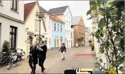  ?? BILD: KARSTEN RÖHR ?? Baustelle passend mit Flagge abgeklebt (blaues Haus zwischen „Kleine Burg“und „Bambini & Mamma“): In der Burgstraße wird es noch italienisc­her.