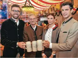  ??  ?? Maximilian Horber, Martin Horber, Anna von Schilcher und Leonardo Conti (Augsburger Panther) ließen sich den Wirtschaft­streff nicht entgehen.