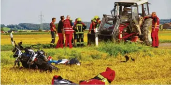  ?? Foto: Foto Weiß ?? Schwerer Unfall bei Breitentha­l: Ein Motorrad und ein Traktor stießen zusammen.