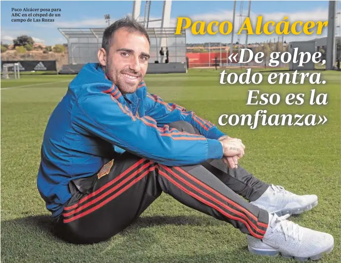  ??  ?? Paco Alcácer posa para ABC en el césped de un campo de Las Rozas