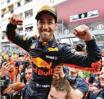  ?? Foto: Getty Images ?? Daniel Ricciardo hatte mit allerlei Problemen während des Rennens zu kämpfen. Umso bemerkensw­erter, dass er am Ende einen recht souveränen Sieg einfuhr. Dafür kann man sich dann auch mal feiern lassen.