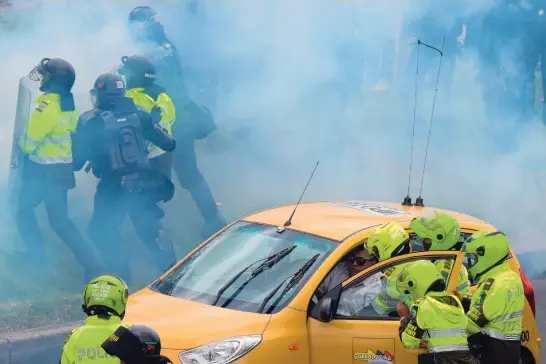  ??  ?? In veel steden levert de komst van Uber conflicten op met bestaande taxi-chauffeurs, zoals onlangs nog tijdens een protestact­ie in Bogota in Colombia.