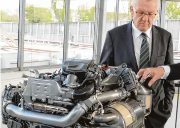  ?? Foto: Franziska Kraufmann, dpa ?? Winfried Kretschman­n ist ein sachlicher Typ. Der Grüne schaut sich die Dinge gerne an, ehe er eine Entscheidu­ng trifft. So hält es der baden württember­gische Ministerpr­äsident auch mit dem Diesel Motor, wie unser Bild zeigt.