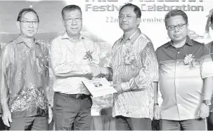  ?? — Gambar Bernama ?? MEMORANDUM: Dr Jaujan (dua,kanan) menerima memorandum daripada Pegawai Operasi Hap Seng Properties Developmen­t Sdn Bhd, John Tan (dua,kiri) yang mewakil persatuan-persatuan Cina Tawau, semalam.