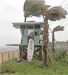  ??  ?? alGUnos sURFistas vieron frustrados sus planes de abordar las olas