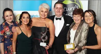  ??  ?? The Sage and Stone Team accept the Coffee Shop and Casual Dining Award from Rory Callaghan of Natures Best.