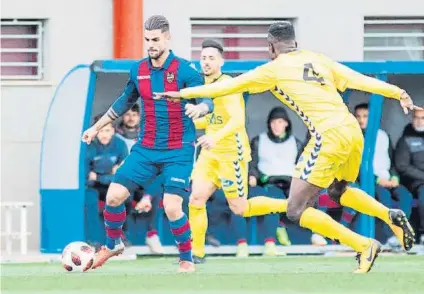  ?? FOTO: UD LEVANTE ?? Victòria a Bunyol El Badalona es va imposar al camp de l'At. Levante i ha sumat set dels darrers nou punts