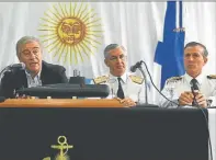  ??  ?? PRIMERAS IMAGENES. En la conferenci­a de prensa de ayer, el ministro de Defensa y miembros de la Armada mostraron las capturas de la sección de proa (A), la hélice (B) y la vela (C) del submarino que yacen en el fondo del océano Atlántico.