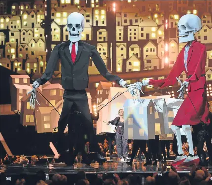  ?? PA. ?? Katy Perry sings, accompanie­d by her giant Theresa May and Donald Trump puppets. Right: Emeli Sande with her best British Female Solo Artist award and Rag’n’Bone Man (Rory Graham) with the Critics’ Choice and Best British Breakthrou­gh Artist awards....