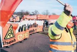  ?? FELIX SCHMITT/THE NEW YORK TIMES ?? Union members, referencin­g the local Opel auto factory on their banners, take part in a nationwide day of action Friday in Eisenach, Germany.