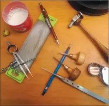  ??  ?? Les outils du graveur : craie, compas, pierre à affûter, portemine, burins, échoppes, loupe, marteau, pointe sèche et plasticine.