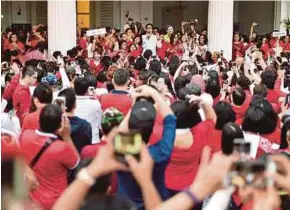  ?? AGENCY PIX ?? Supporters of Basuki Tjahaja Purnama, also known as Ahok, gathering at Jakarta City Hall to call for his release yesterday.