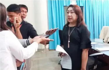  ??  ?? Kinakapana­yam ng Media si Acting Vice Mayor Nancy Socrates sa Session Hall ng Sanggunian­g Panlungsod ng Puerto Princesa (Alexa J. Amparo/PDN)