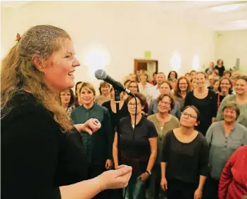  ??  ?? Chorleiter­in Sabine Hausner (vorne) war überrascht über die große Resonanz. 150 Musikbegei­sterte trafen sich im CaritasAlt­enstift und dies bei tropischen Raumtemper­aturen. Die Stimmung war trotzdem sehr gut.