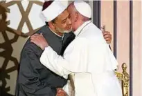  ??  ?? Großimam Ahmed Mohammed al-Tayyeb umarmt Papst Franziskus in Kairo. Foto: Reuters