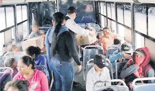  ?? FOTO: EL DEBATE ?? > Menores detectados en transporte de personal al campo son asegurados en un camión.