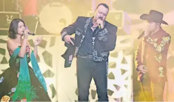  ??  ?? El cantante estuvo acompañado en el escenario por sus hijos Ángela y Leonardo Antonio.