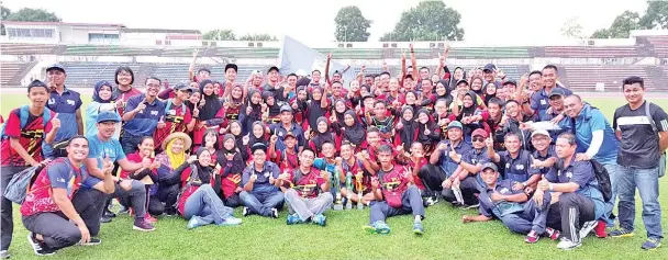  ??  ?? TAWAU are overall champions of the 50th MSSS Track and Field Meet.