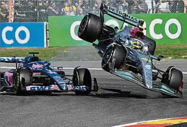  ?? Foto: AFP ?? Lewis Hamilton (r.) und Fernando Alonso kommen sich in die Quere, woraufhin der britische Mercedes-Pilot früh ausscheide­t.