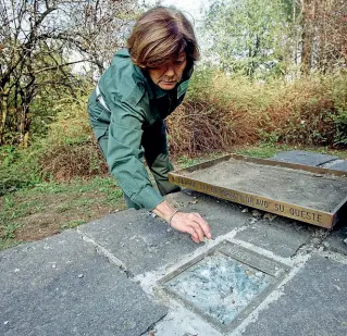  ??  ?? I danni Il monumento al deportato nel Parco Nord devastato dai vandali. Oggi la cerimonia Anpi