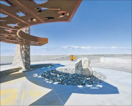  ?? Irfan Khan Los Angeles Times ?? THE PLOVER Wing Plaza, dedicated in 2016, sits near the start of a two-mile walking trail on the eastern “shore” of dry Owens Lake.