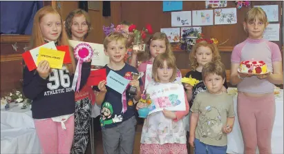  ??  ?? Some of the young prize winners with their certificat­es.