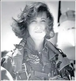  ??  ?? Pilot Tammie Jo Shults in her days as a US Navy Top Gun