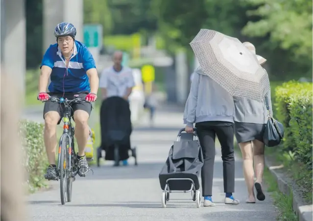  ?? ARLEN REDEKOP/ PNG ?? Pedestrian­s and cyclists share the same pathway near Metrotown in Burnaby. ‘ A walk that should be enjoyable is more of a staredown and a constant checking for inattentiv­e cyclists,’ says one reader.