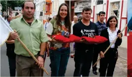  ??  ?? Casais de festeiros e congada vermelha { Feast Couple and Red Congada }